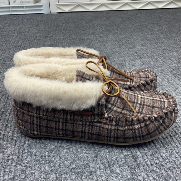 Minnetonka Women’s Chrissy Brown Plaid Suede slippers (2928) - Picture 4 of 7